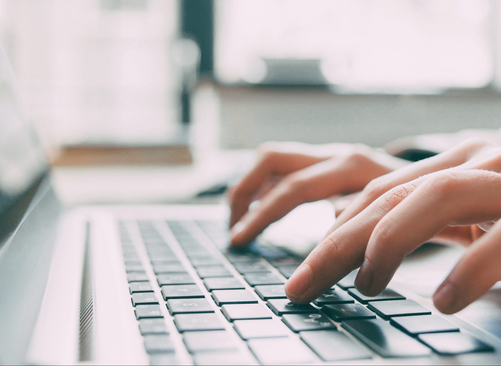 EE typende vingers op een toetsenbord