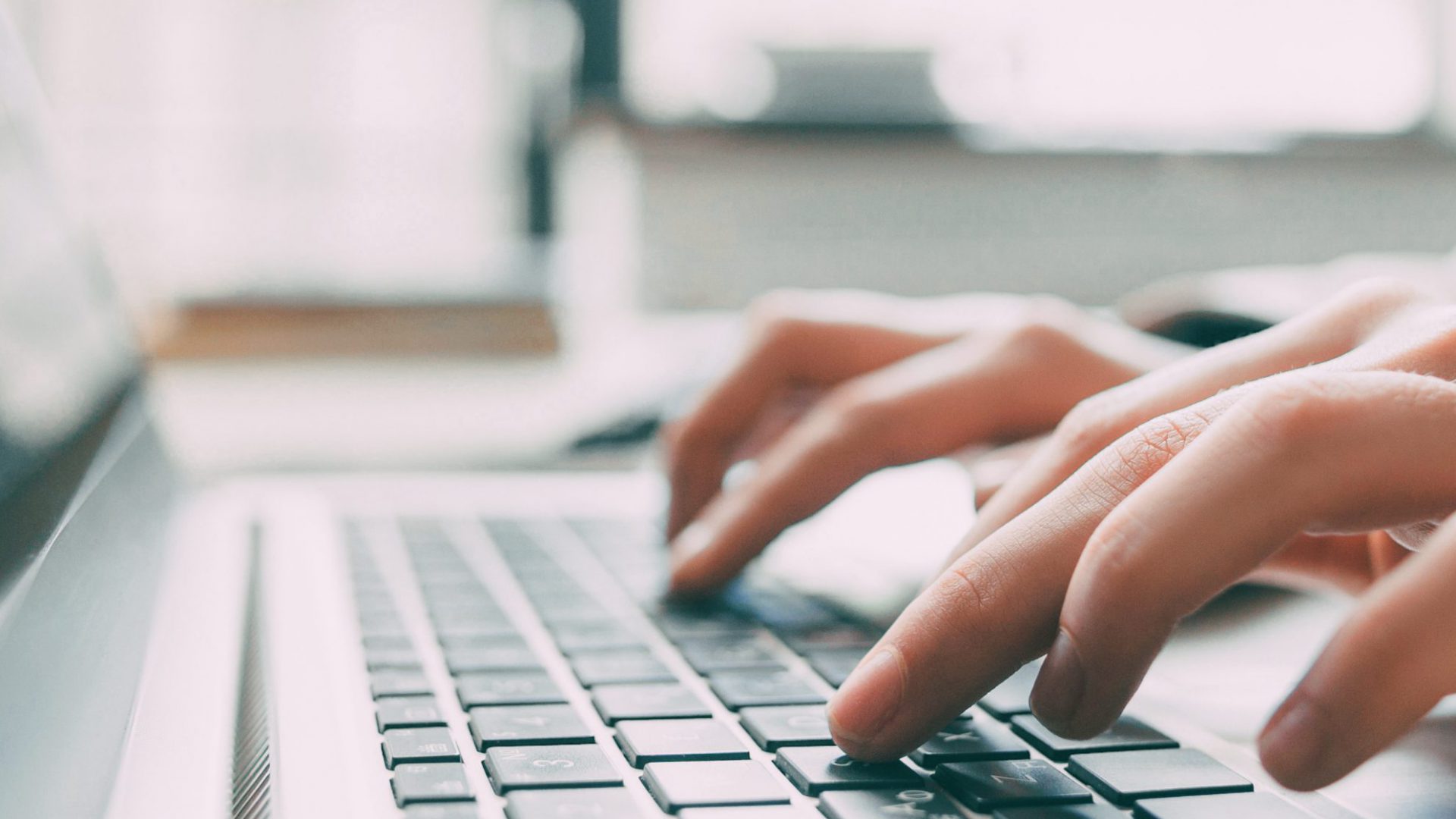 EE typende vingers op een toetsenbord