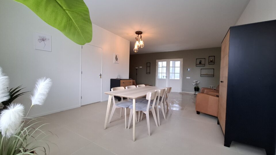 Woonkamer locatie Utrecht huisvesting EE-Accommodations - voorbeeld van flexwoning van EE Accommodations voor de huisvesting van internationale medewerkers en arbeidsmigranten